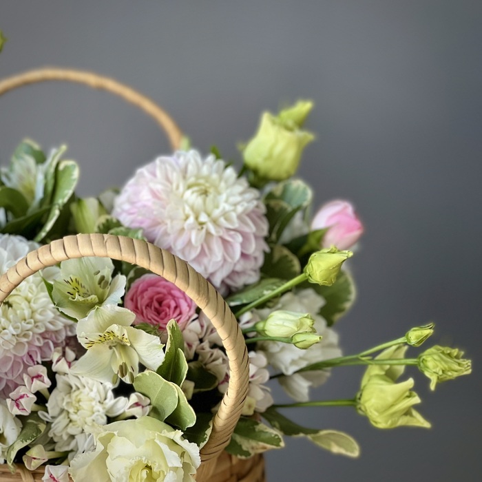 Цветы в корзине Глория