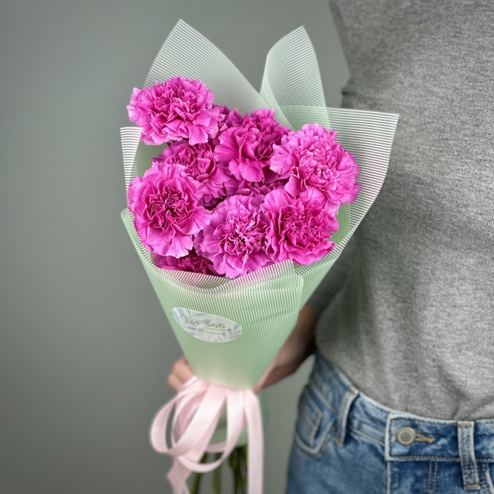 Букет из 11 малиновых гвоздик