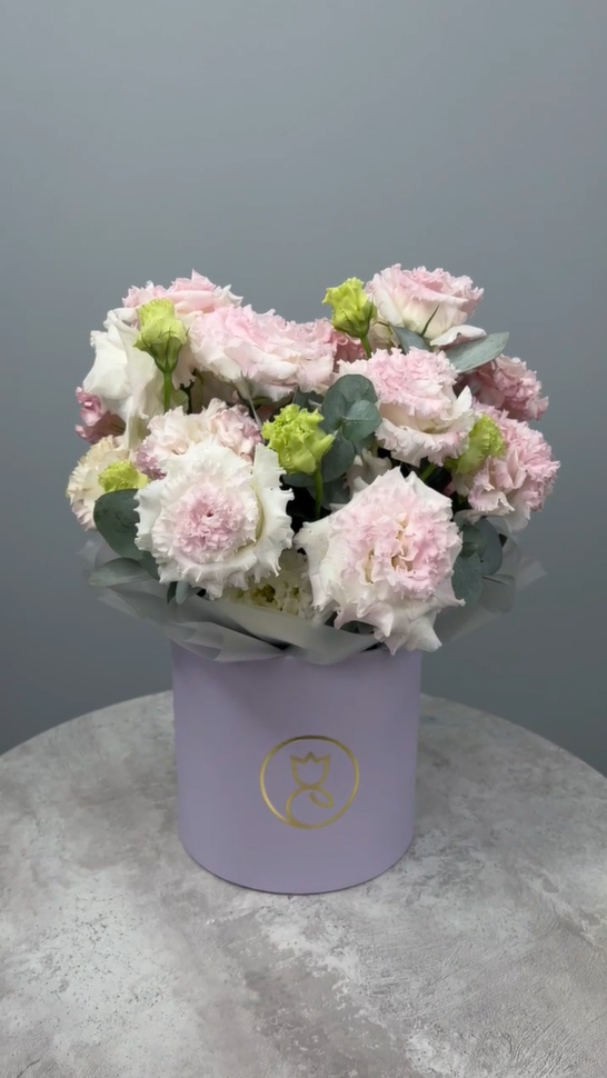 Розовый лизиантус в шляпной коробке