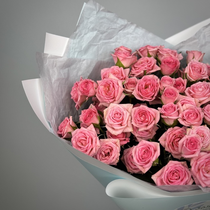 Букет из 25 кустовых розовых роз