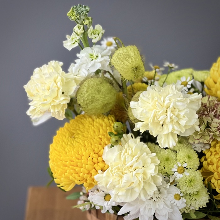 Цветы в корзине Радость