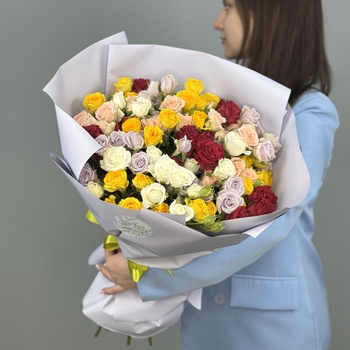 Букет из 25 ярких кустовых роз