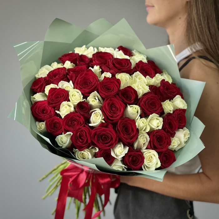 Букет из 71 красной и белой розы 70 см