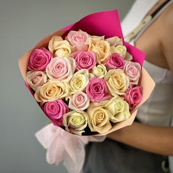 Букет из 21 нежной розы 40 см