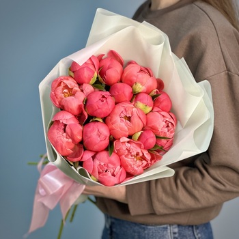 Букет из 15 коралловых пионов