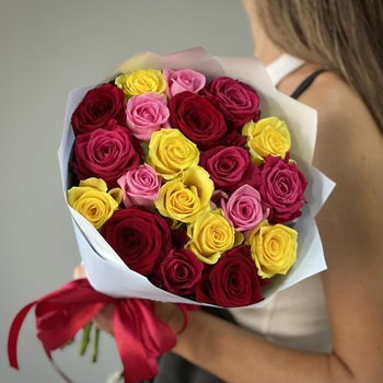 Букет из 21 яркой розы 40 см