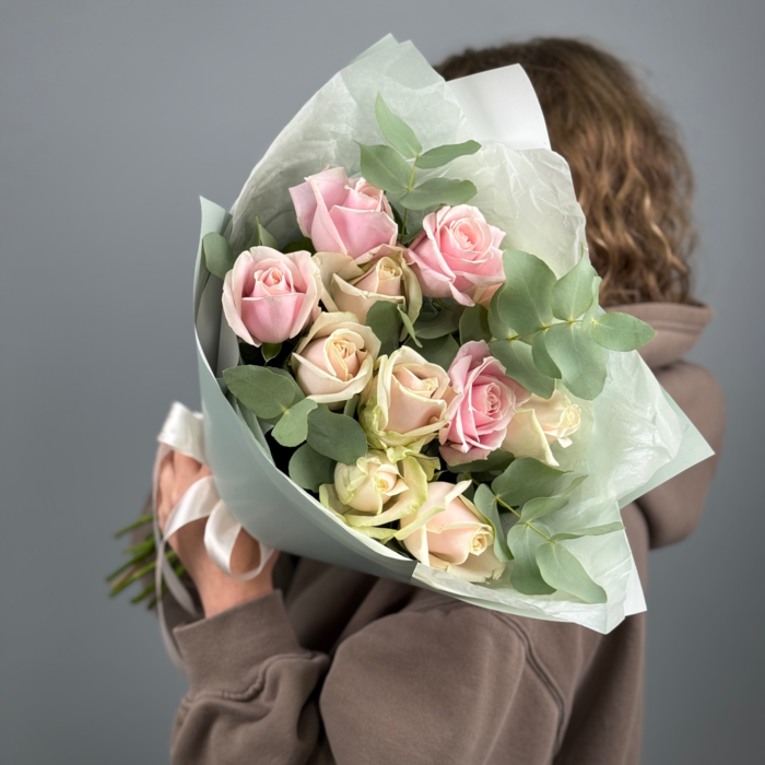 Букет Нежный микс роз с эвкалиптом
