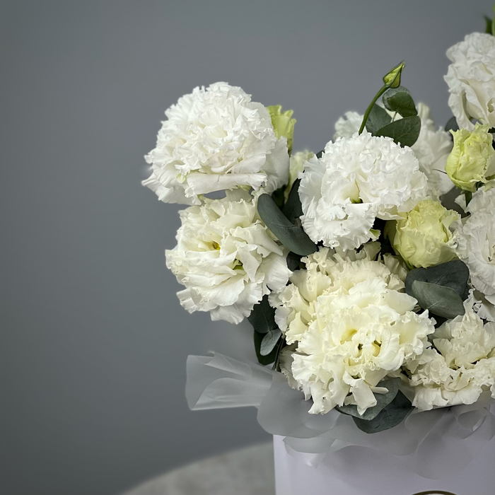 Белый лизиантус в шляпной коробке