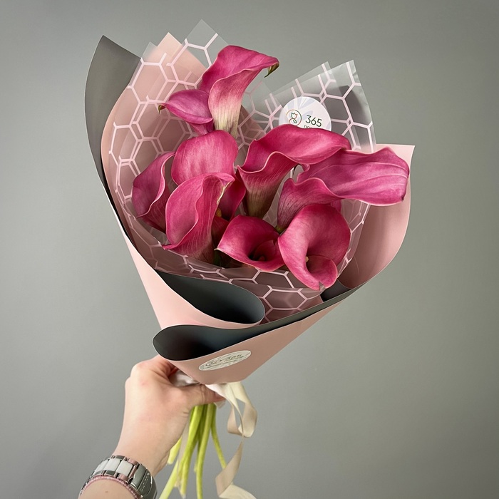 Букет из 9 малиновых калл