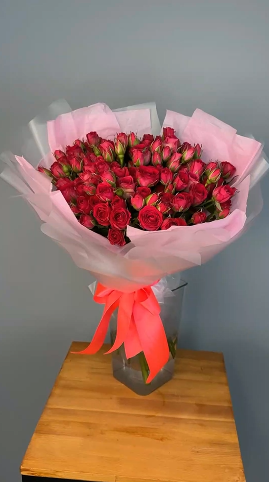 Букет из 25 кустовых ярко малиновых роз