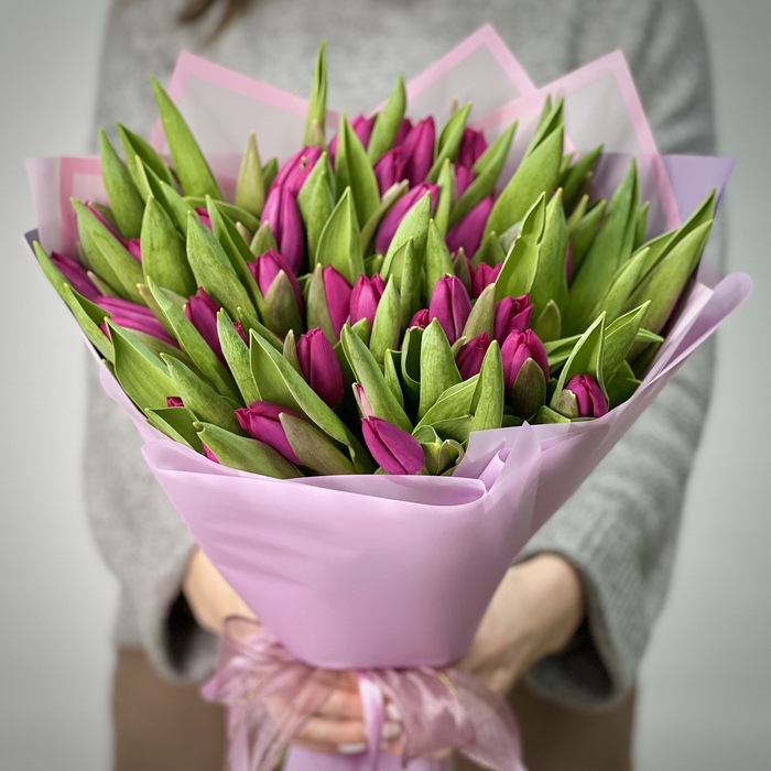 Букет из 51 фиолетовых тюльпанов