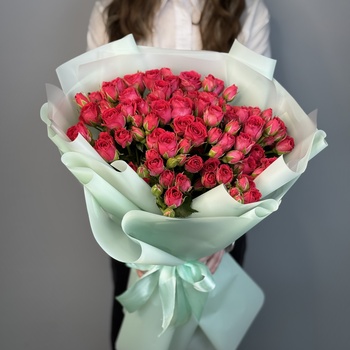 Букет из 15 кустовых ярко малиновых роз
