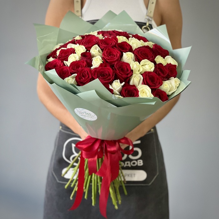 Букет из 71 красной и белой розы 70 см