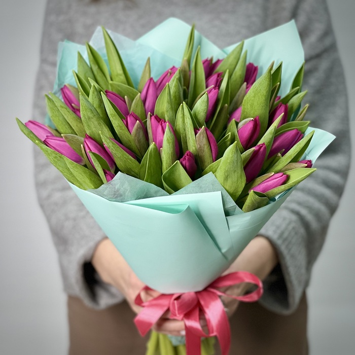 Букет из 31 фиолетовых тюльпанов