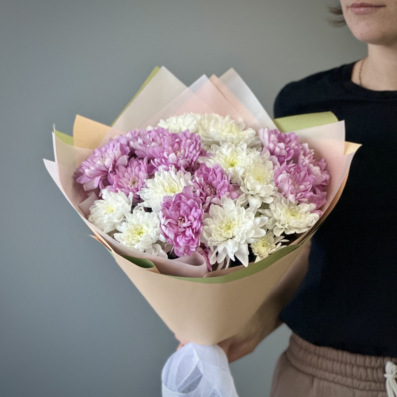 Букет из 7 нежных белых и сиреневых кустовых хризантем микс