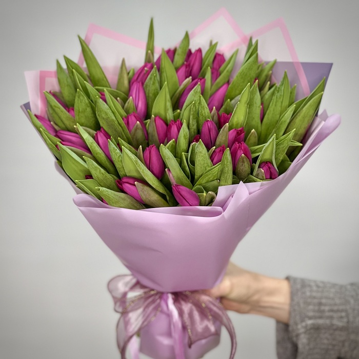 Букет из 51 фиолетовых тюльпанов