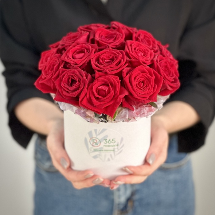 Красные розы в шляпной коробке XS